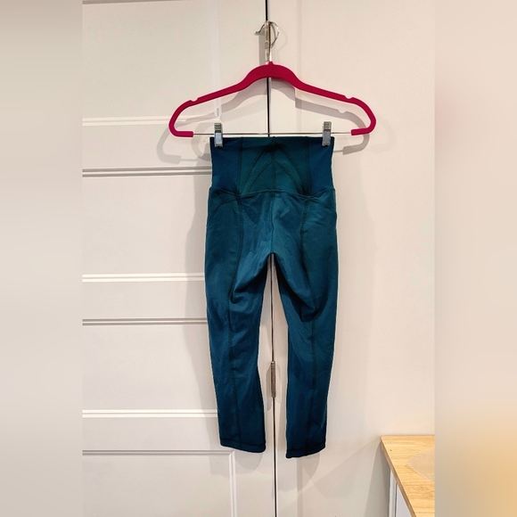 Lululemon 3/4 leggings size 4 - Picture 2 of 3